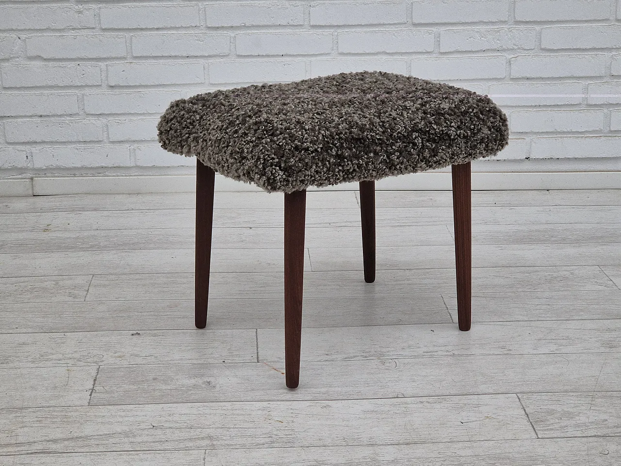 Poltrona danese con sgabello in pelle di pecora, anni '60 2