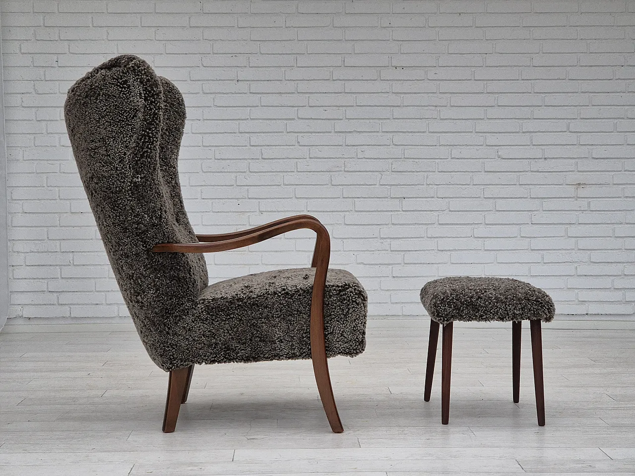 Poltrona danese con sgabello in pelle di pecora, anni '60 4