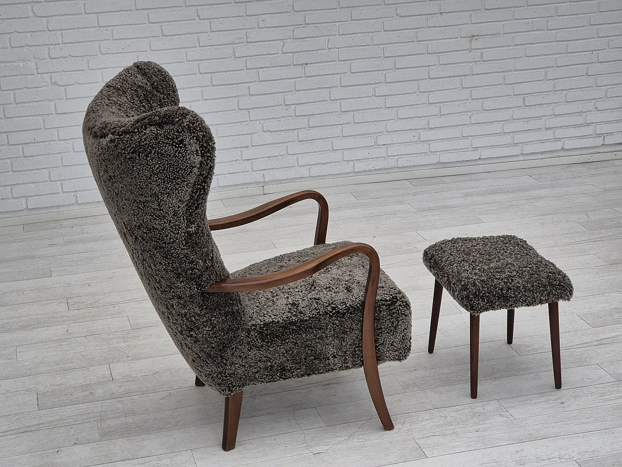 Poltrona danese con sgabello in pelle di pecora, anni '60 5