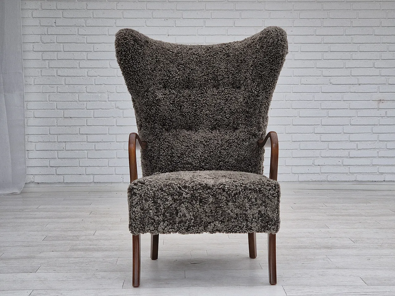 Poltrona danese con sgabello in pelle di pecora, anni '60 6