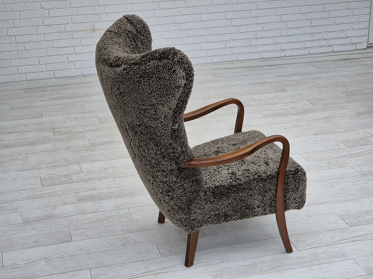 Poltrona danese con sgabello in pelle di pecora, anni '60 10