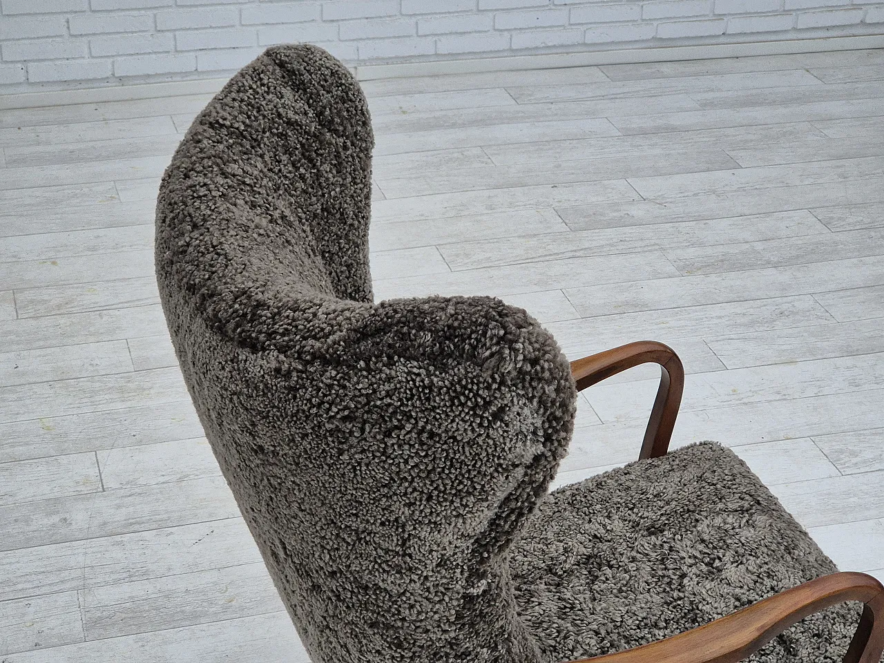 Poltrona danese con sgabello in pelle di pecora, anni '60 11