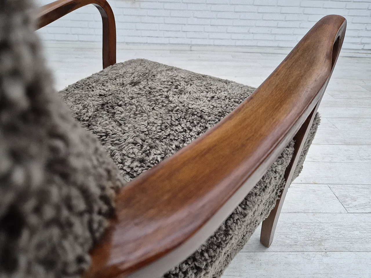 Poltrona danese con sgabello in pelle di pecora, anni '60 12