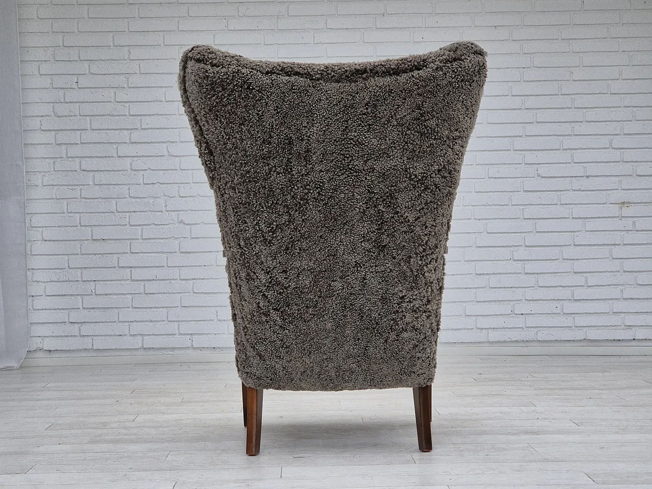 Poltrona danese con sgabello in pelle di pecora, anni '60 13