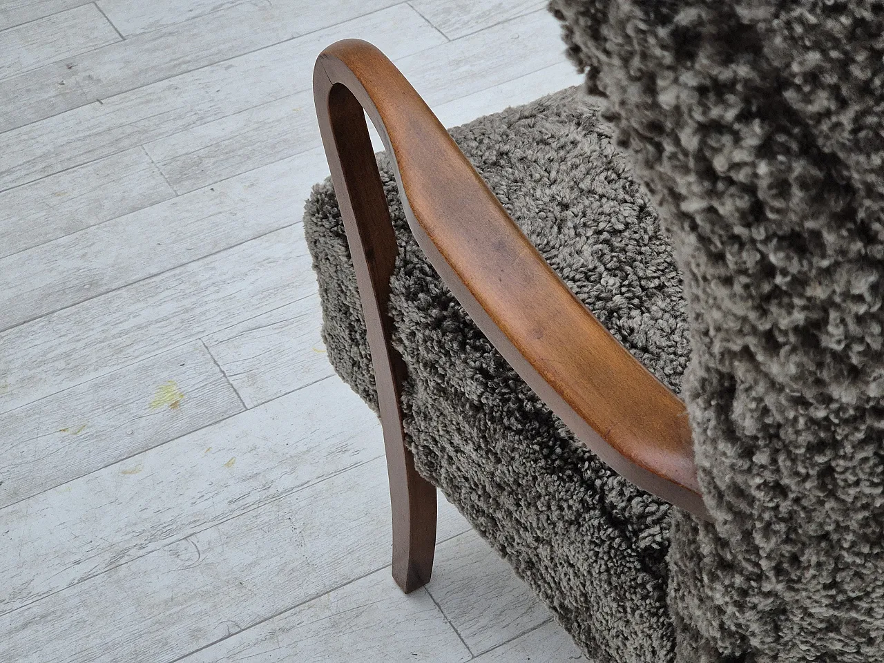 Poltrona danese con sgabello in pelle di pecora, anni '60 14