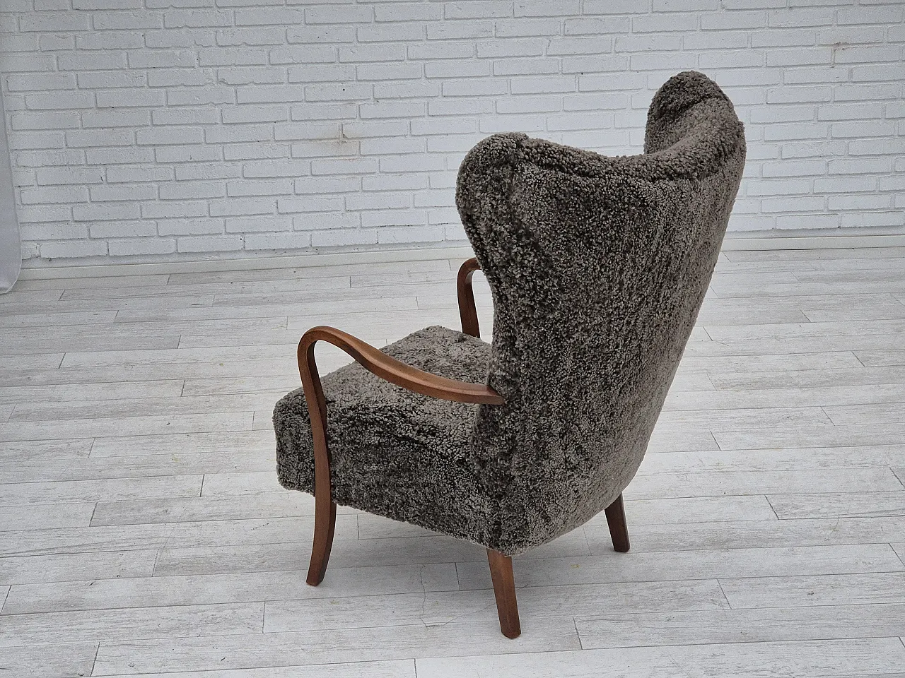 Poltrona danese con sgabello in pelle di pecora, anni '60 15