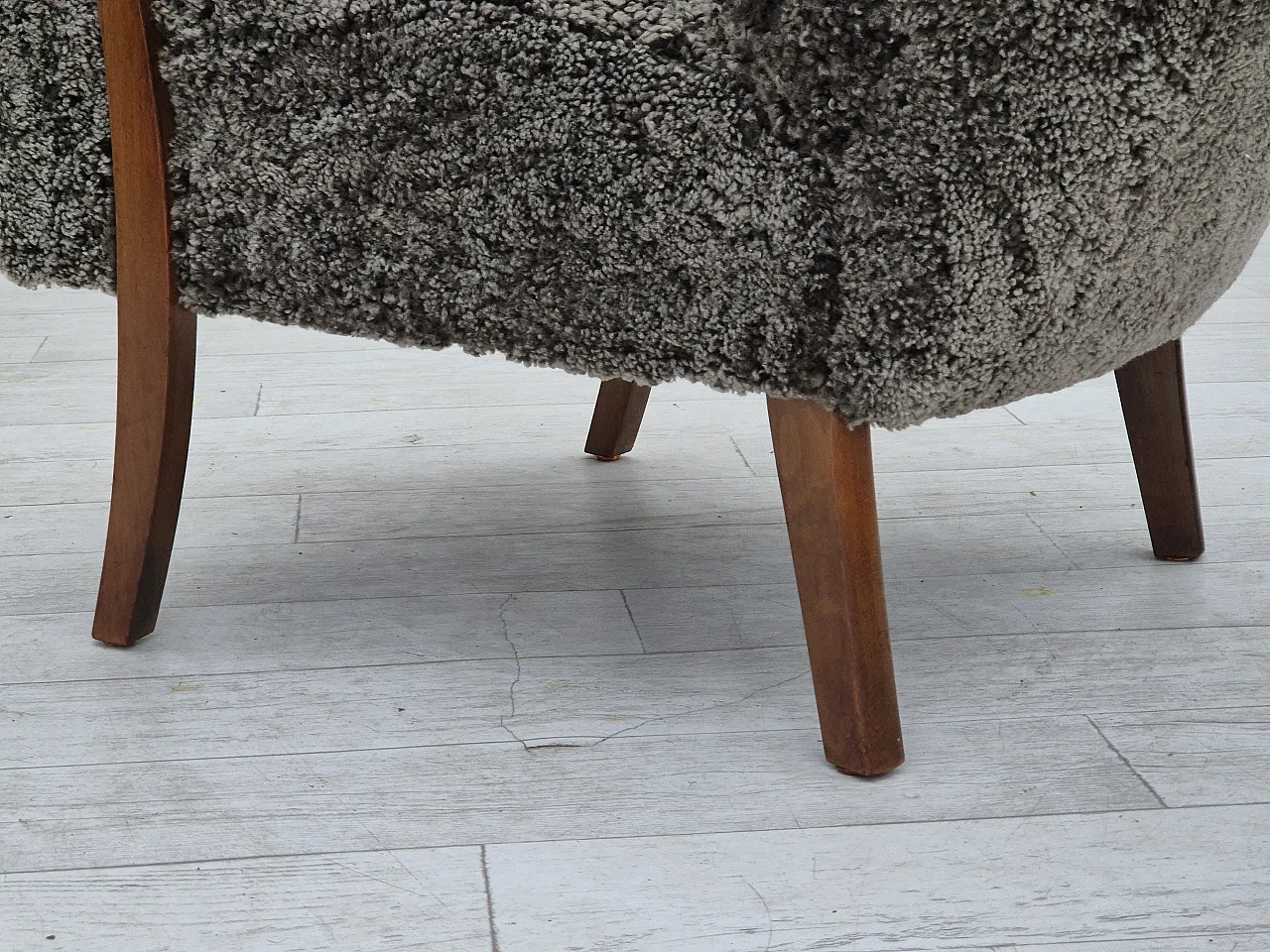 Poltrona danese con sgabello in pelle di pecora, anni '60 16