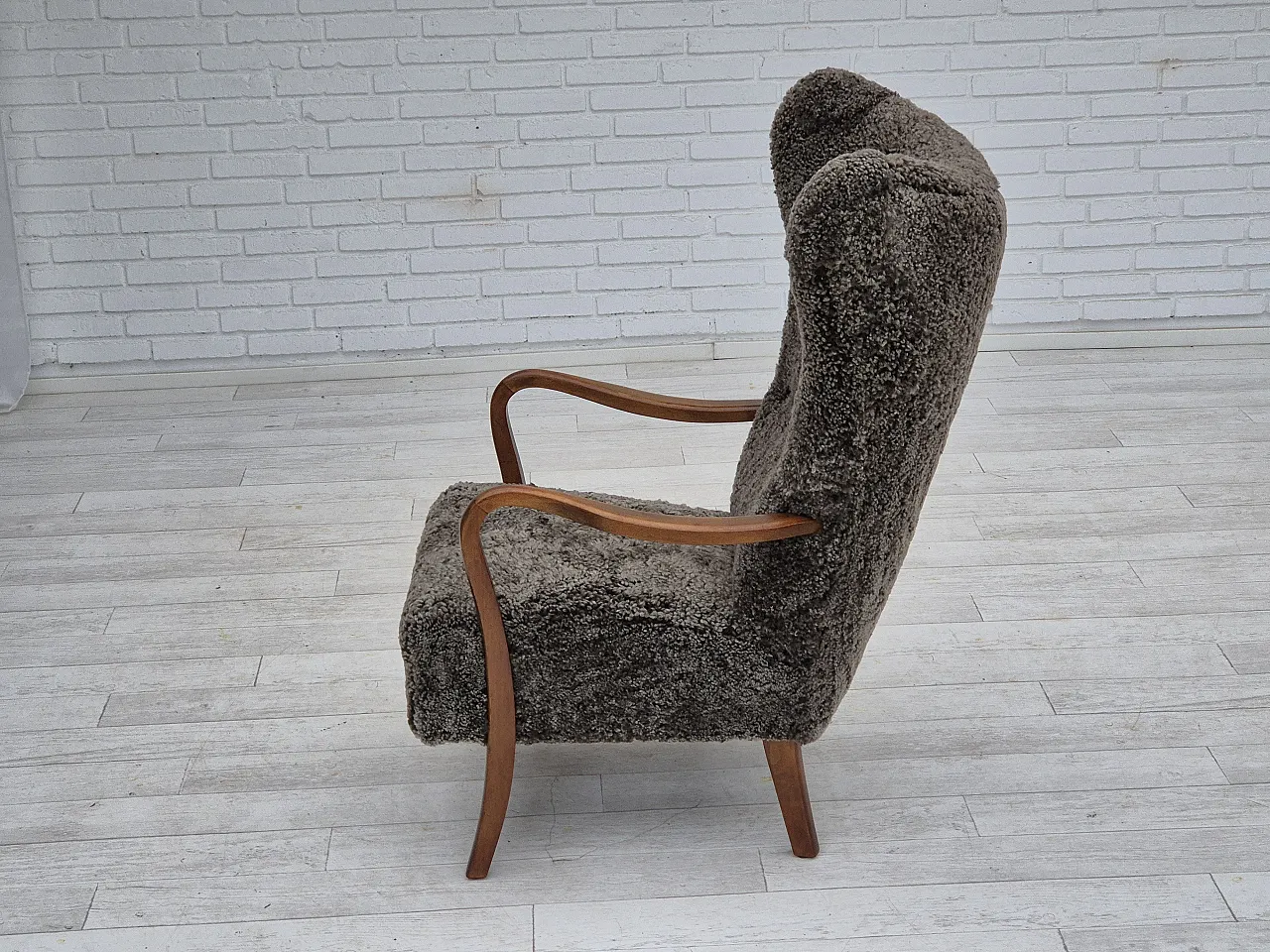 Poltrona danese con sgabello in pelle di pecora, anni '60 17