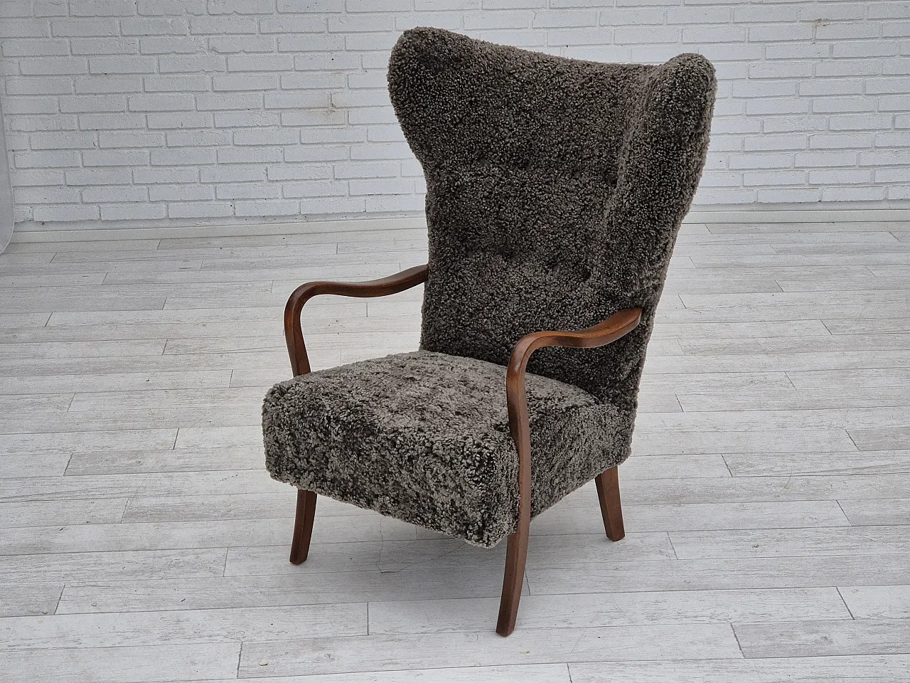 Poltrona danese con sgabello in pelle di pecora, anni '60 18