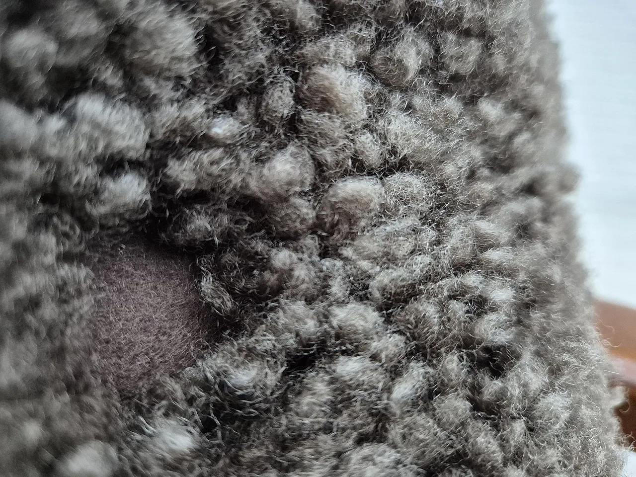 Poltrona danese con sgabello in pelle di pecora, anni '60 19