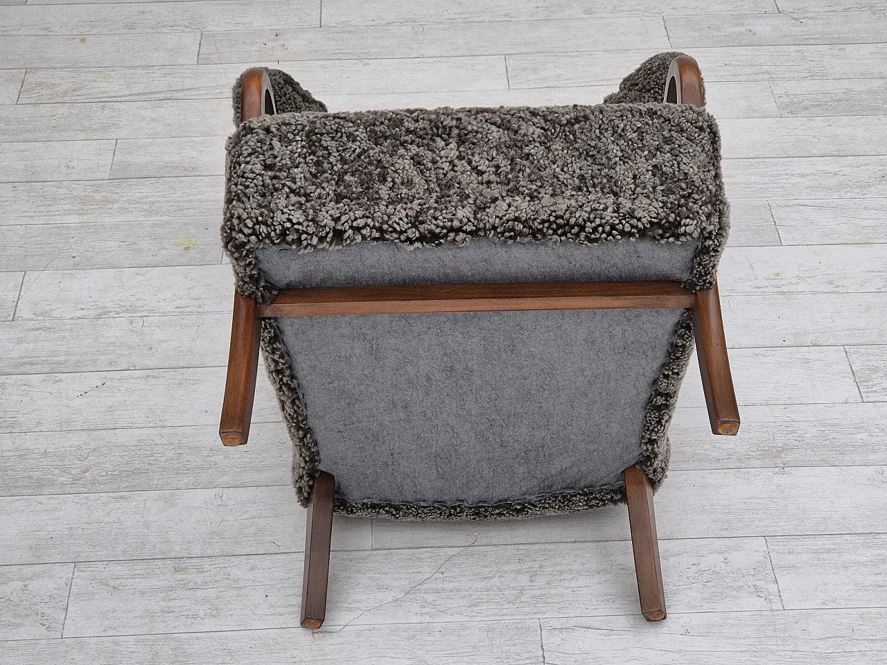Poltrona danese con sgabello in pelle di pecora, anni '60 20