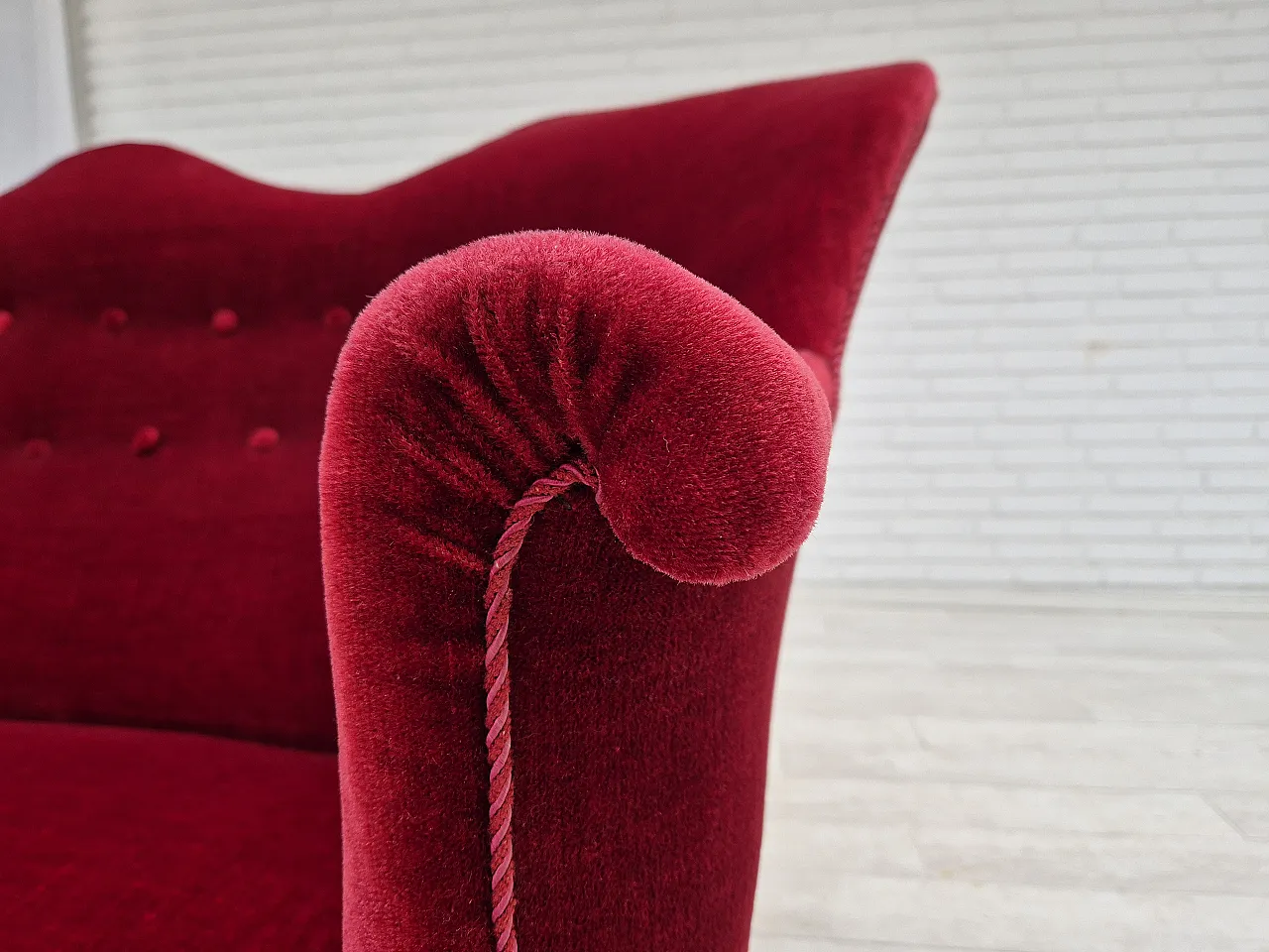 Divano danese a 2 posti in velluto rosso ciliegia frassino, anni '50 3