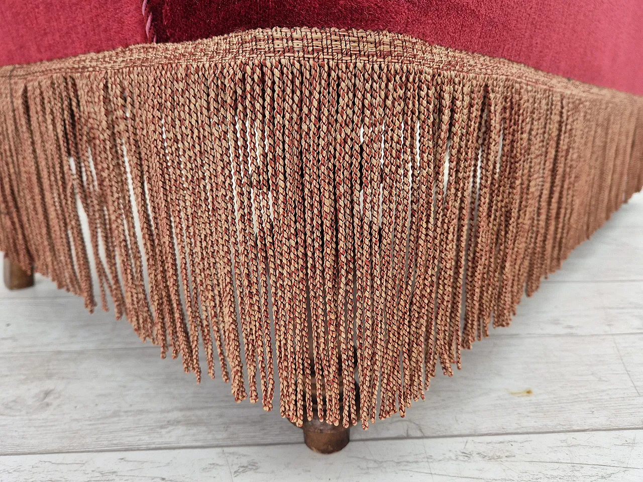 Divano danese a 2 posti in velluto rosso ciliegia frassino, anni '50 4