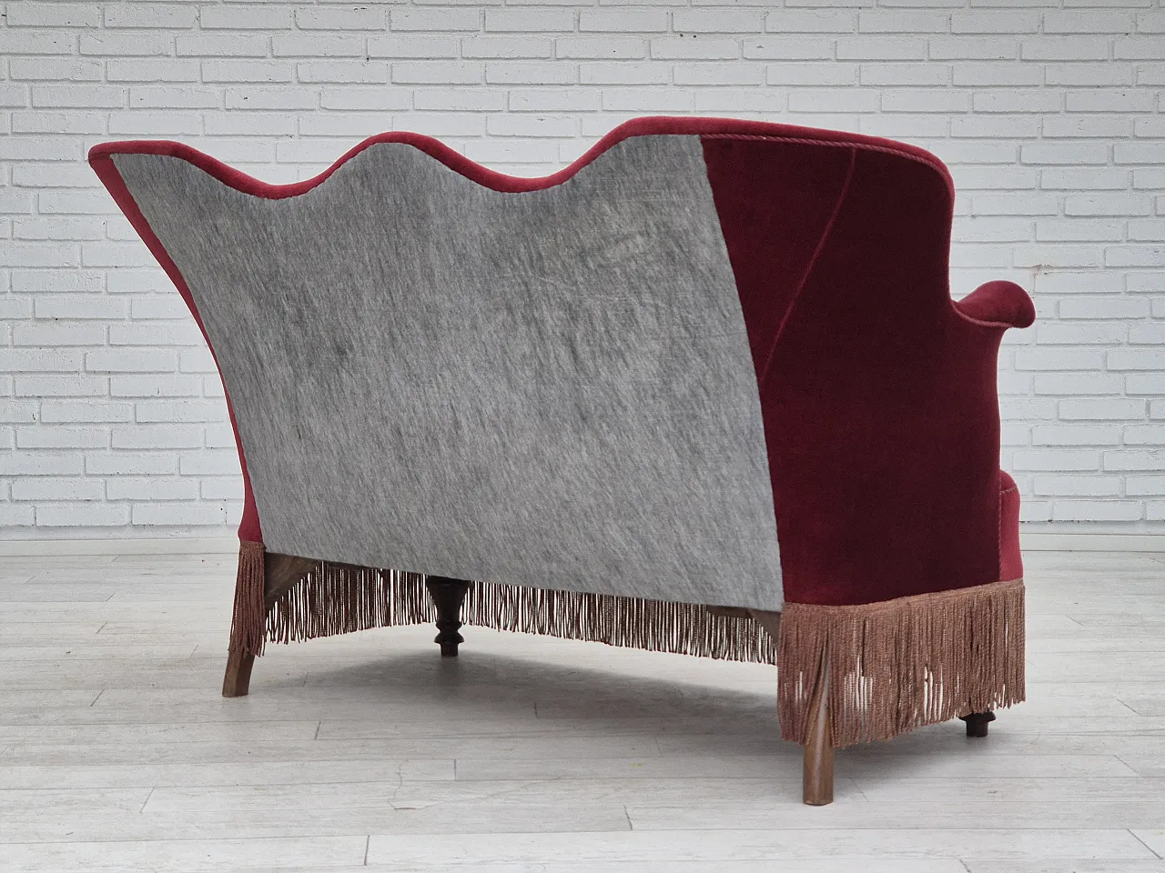 Divano danese a 2 posti in velluto rosso ciliegia frassino, anni '50 10