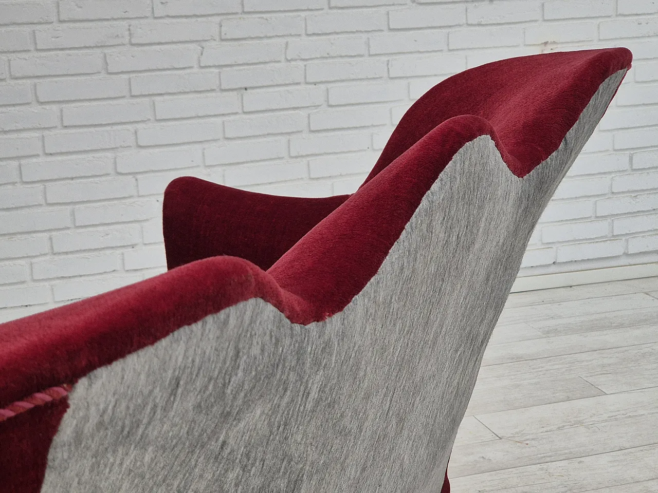 Divano danese a 2 posti in velluto rosso ciliegia frassino, anni '50 13