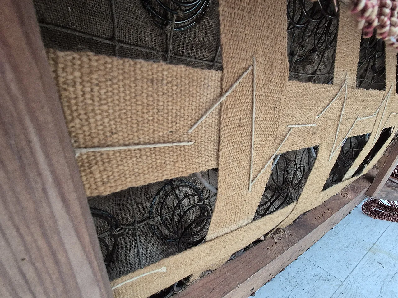 Divano danese a 2 posti in velluto rosso ciliegia frassino, anni '50 20