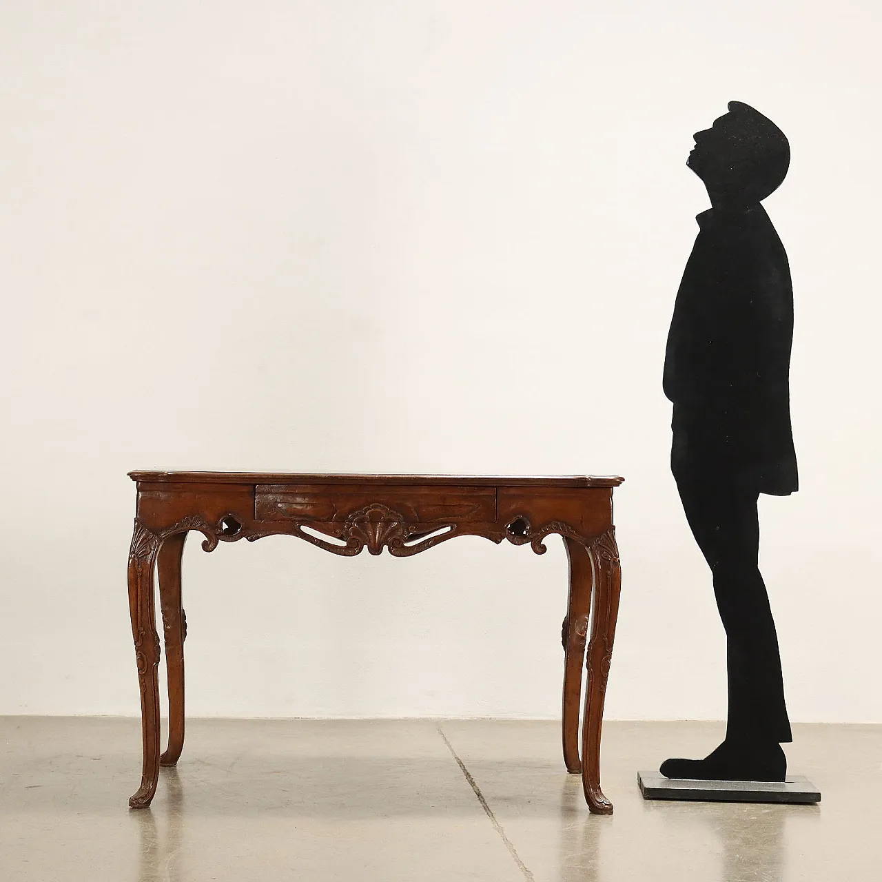 Baroque table supported by wavy legs, 1700s 2