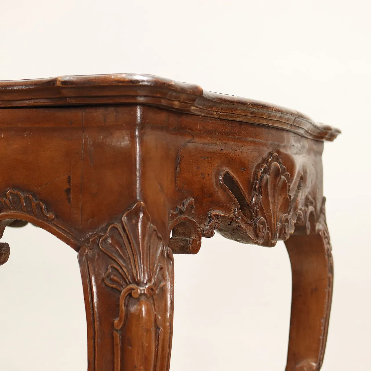 Baroque table supported by wavy legs, 1700s 3