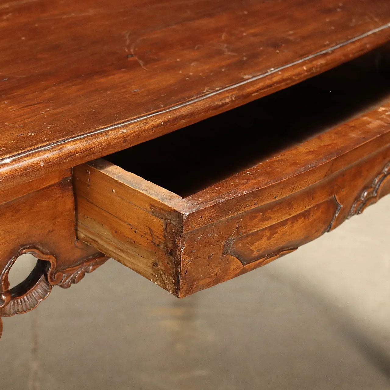 Baroque table supported by wavy legs, 1700s 4