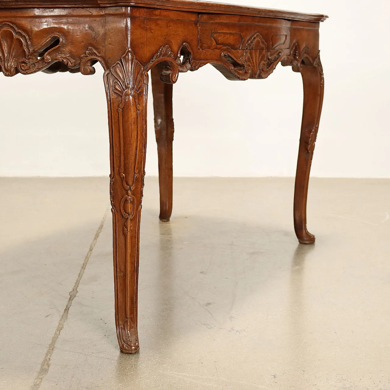 Baroque table supported by wavy legs, 1700s 5