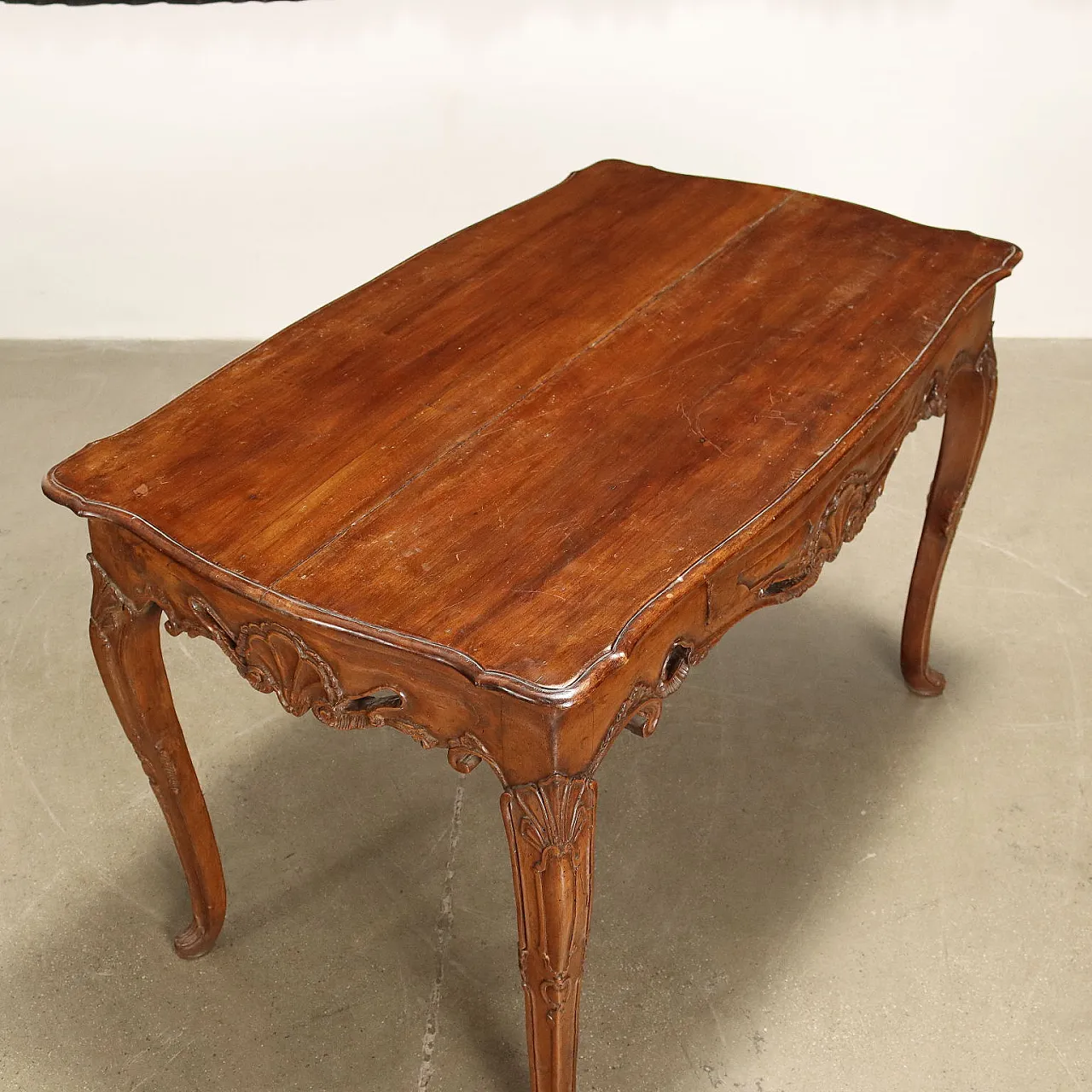 Baroque table supported by wavy legs, 1700s 6