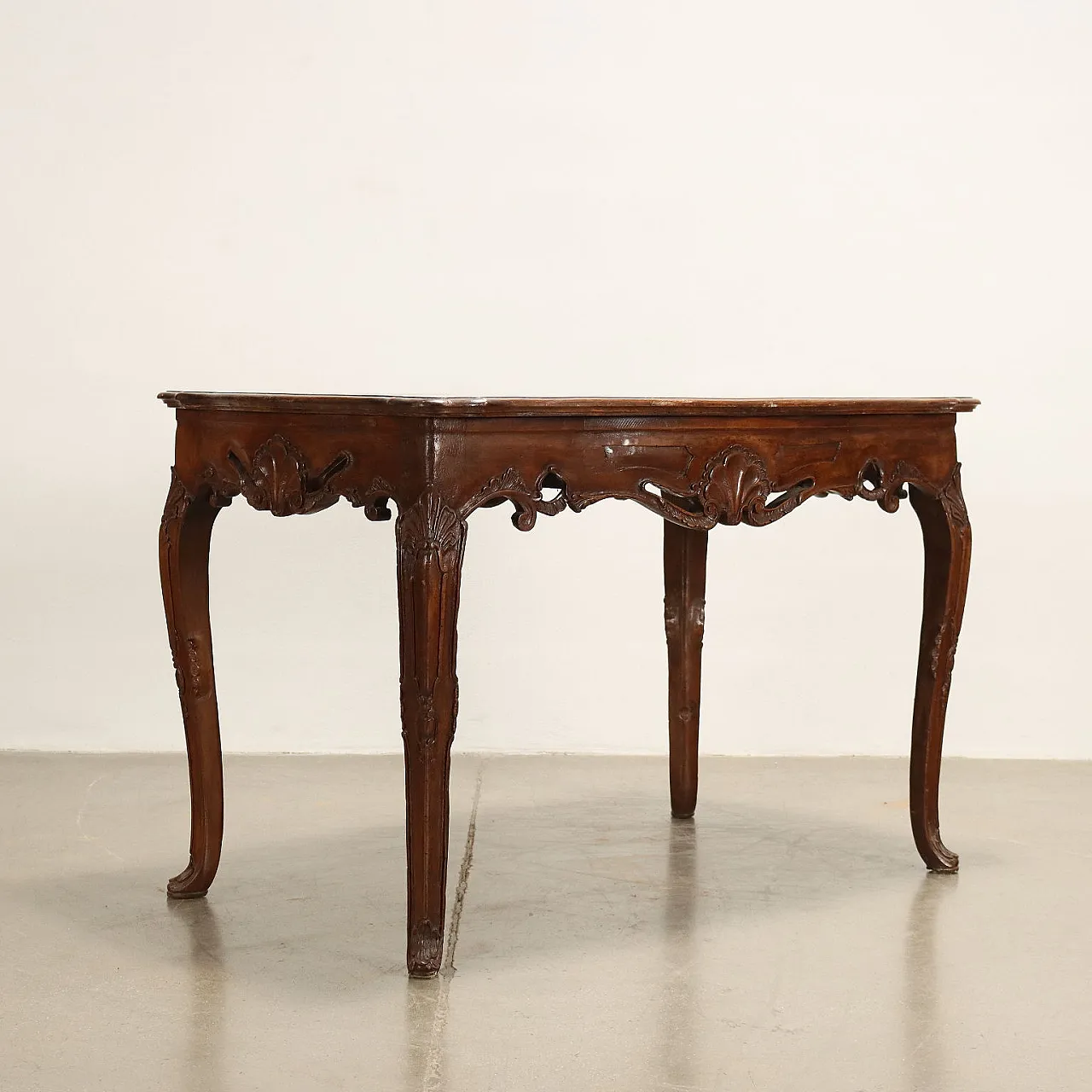 Baroque table supported by wavy legs, 1700s 7