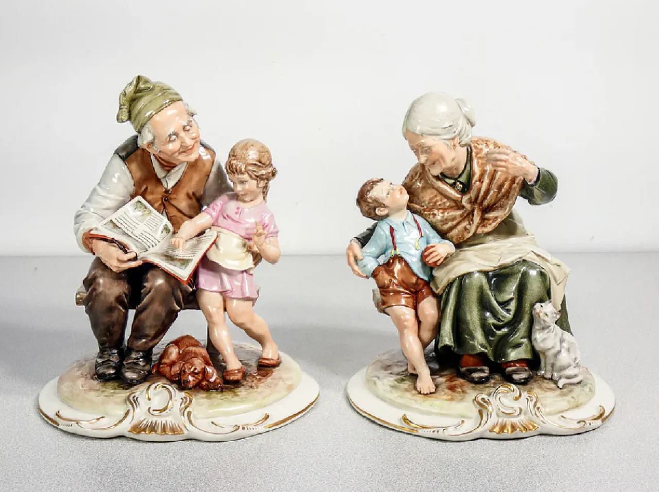 Nonni e nipoti, coppia di sculture in ceramica di B. Merli, tardo '900 1