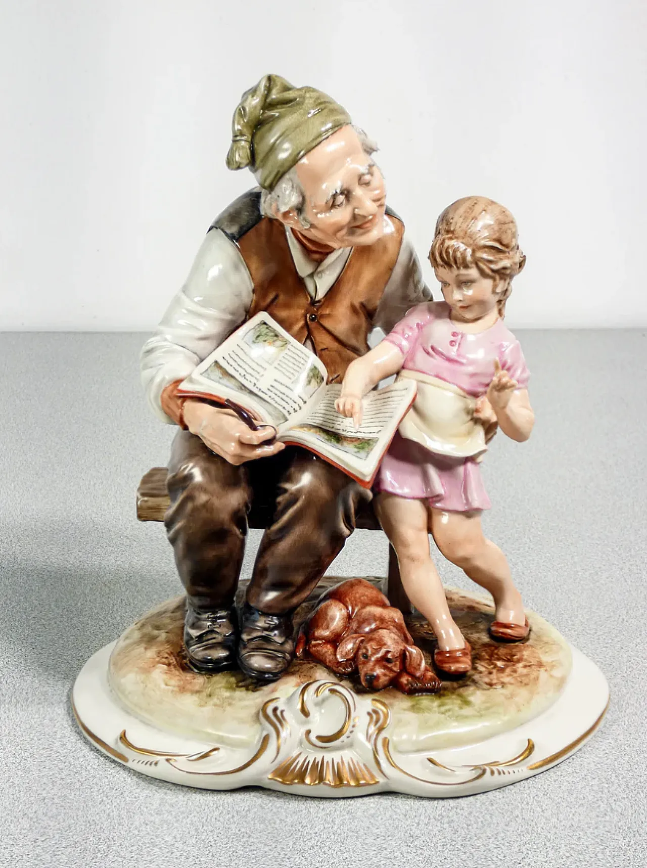 Nonni e nipoti, coppia di sculture in ceramica di B. Merli, tardo '900 2