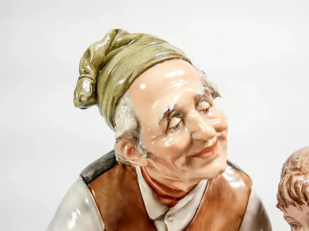 Nonni e nipoti, coppia di sculture in ceramica di B. Merli, tardo '900 3
