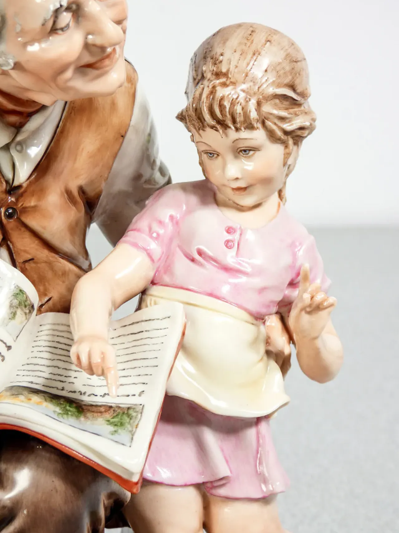 Nonni e nipoti, coppia di sculture in ceramica di B. Merli, tardo '900 4