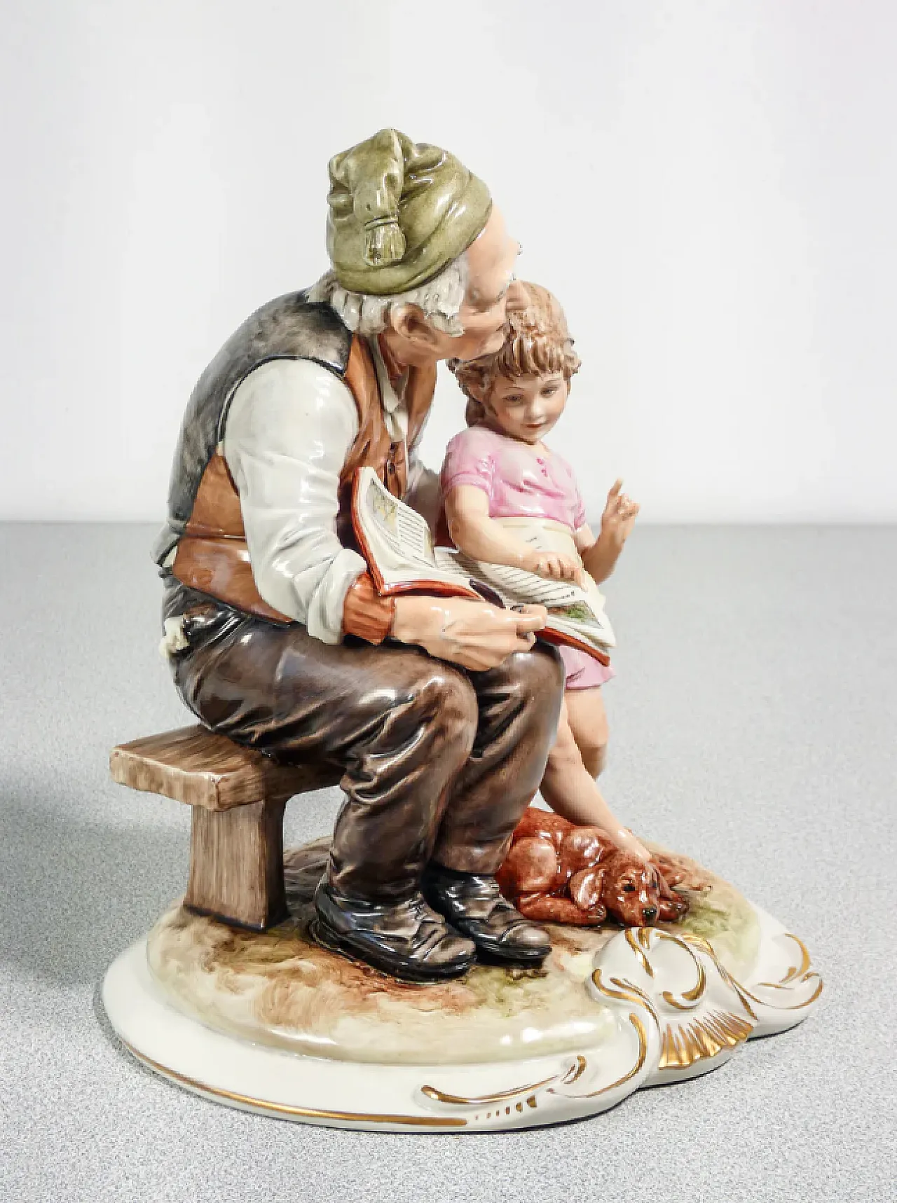 Nonni e nipoti, coppia di sculture in ceramica di B. Merli, tardo '900 5