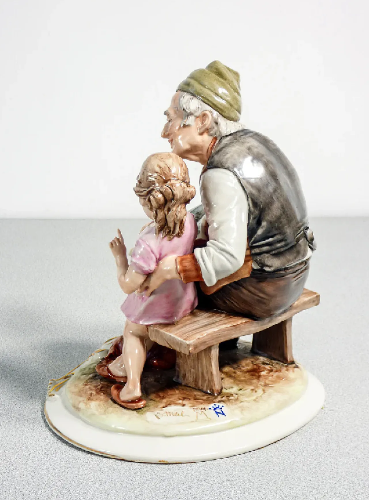 Nonni e nipoti, coppia di sculture in ceramica di B. Merli, tardo '900 7