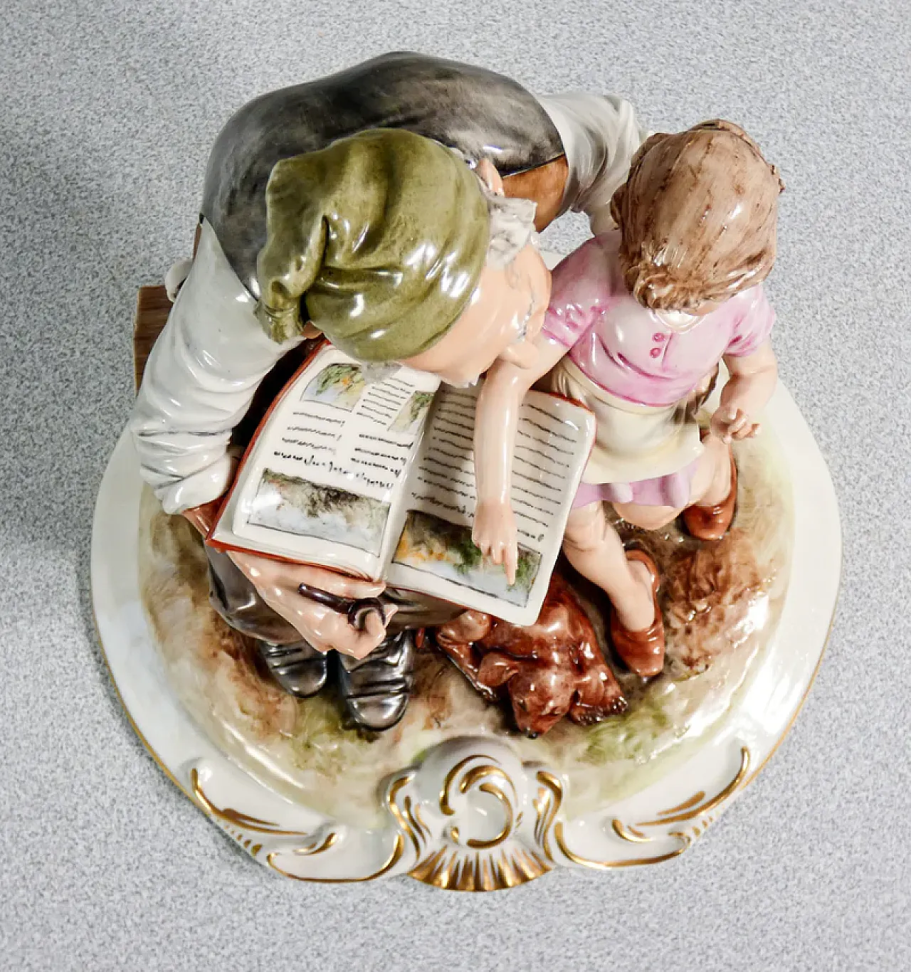 Nonni e nipoti, coppia di sculture in ceramica di B. Merli, tardo '900 10