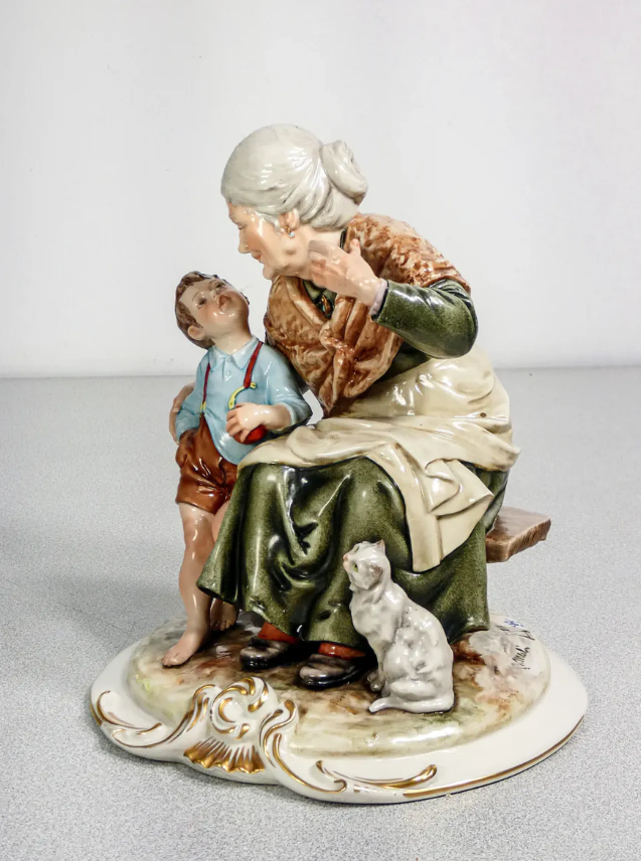 Nonni e nipoti, coppia di sculture in ceramica di B. Merli, tardo '900 11