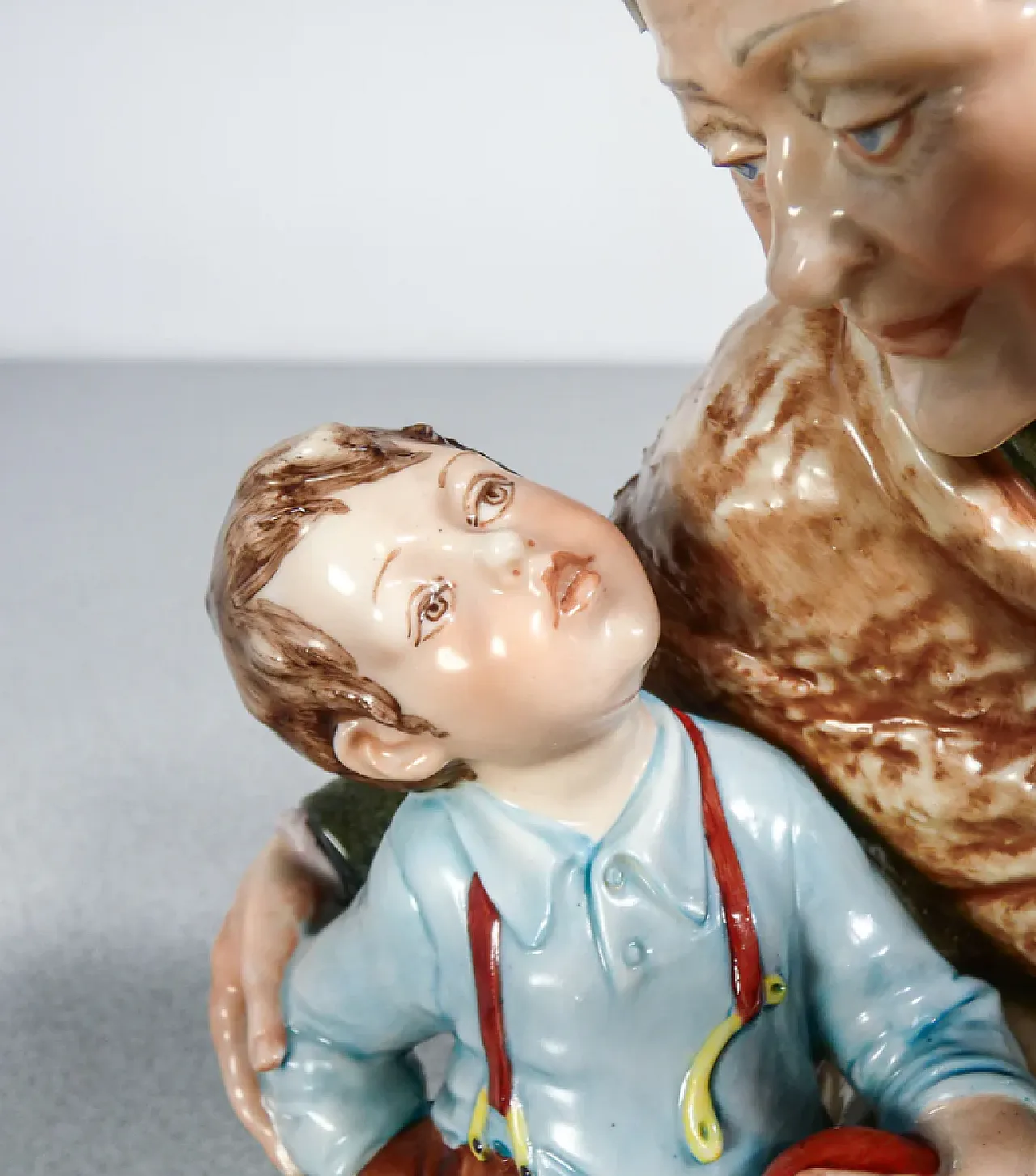 Nonni e nipoti, coppia di sculture in ceramica di B. Merli, tardo '900 12