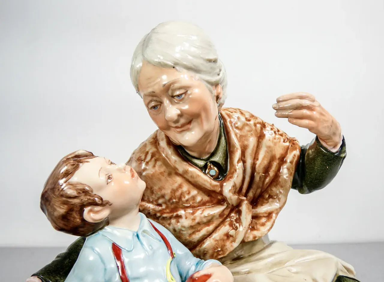 Nonni e nipoti, coppia di sculture in ceramica di B. Merli, tardo '900 13