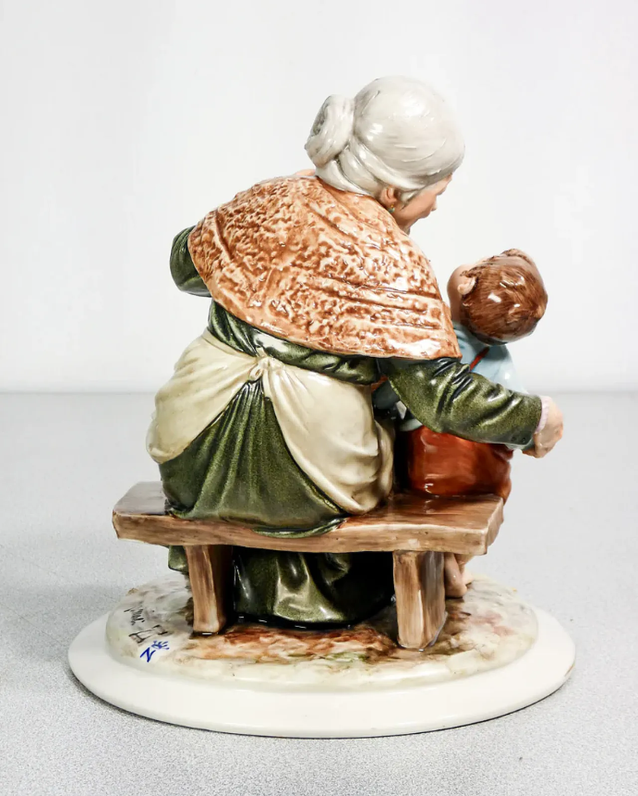 Nonni e nipoti, coppia di sculture in ceramica di B. Merli, tardo '900 14