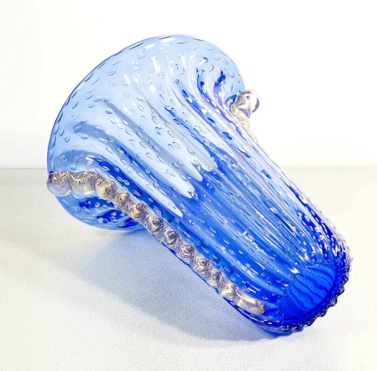 Vaso in vetro soffiato di Murano blu di Toso, fine '900 8