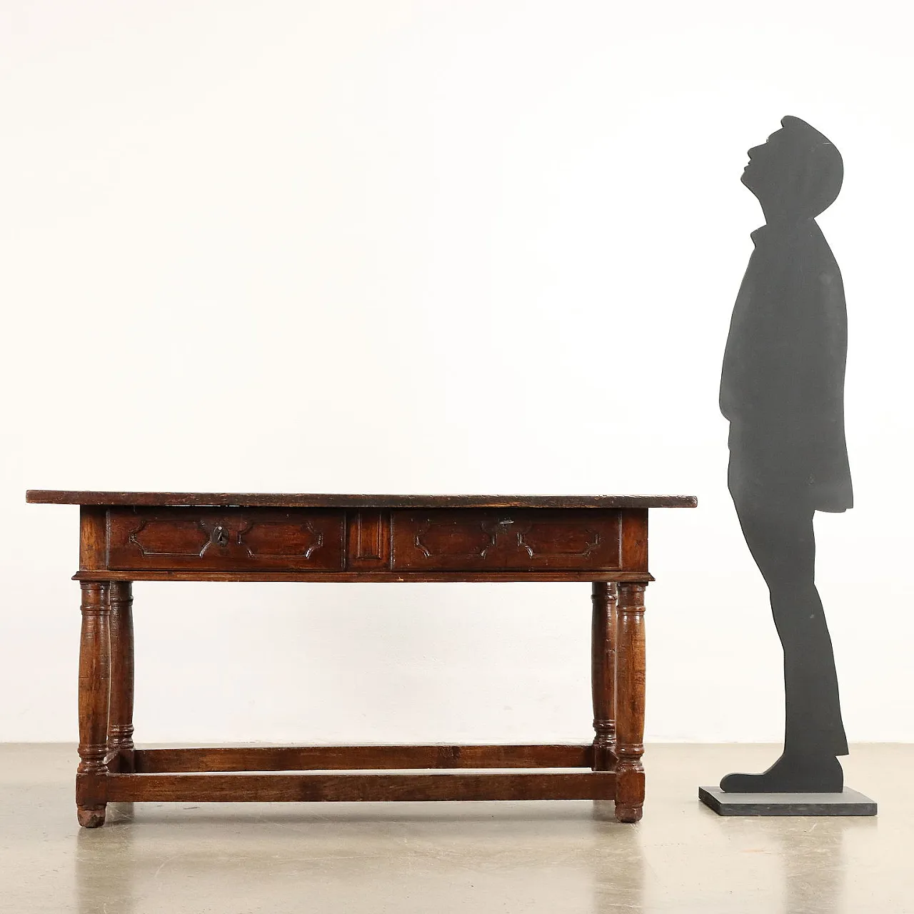 Chestnut table with drawers, early 18th century 2
