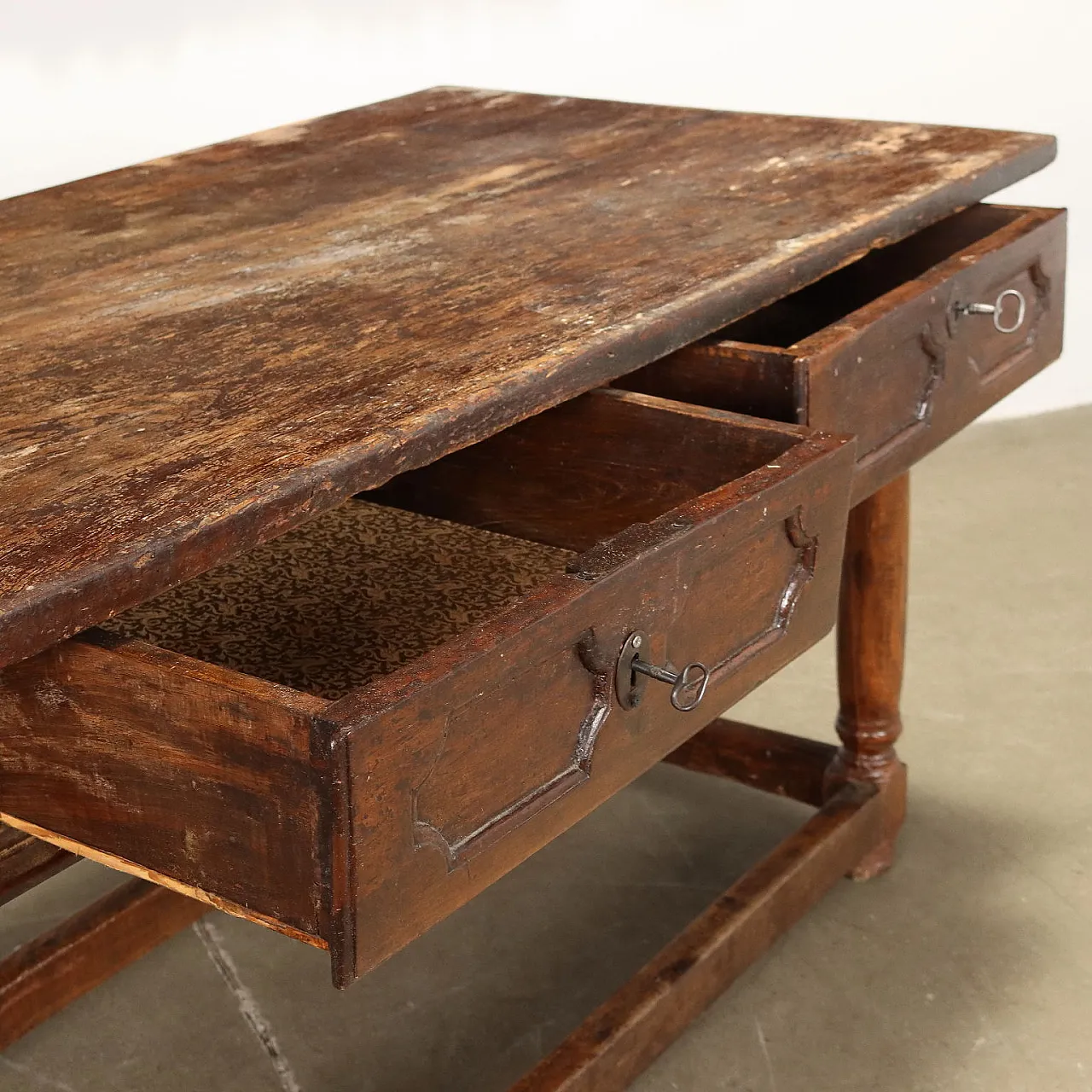 Chestnut table with drawers, early 18th century 3