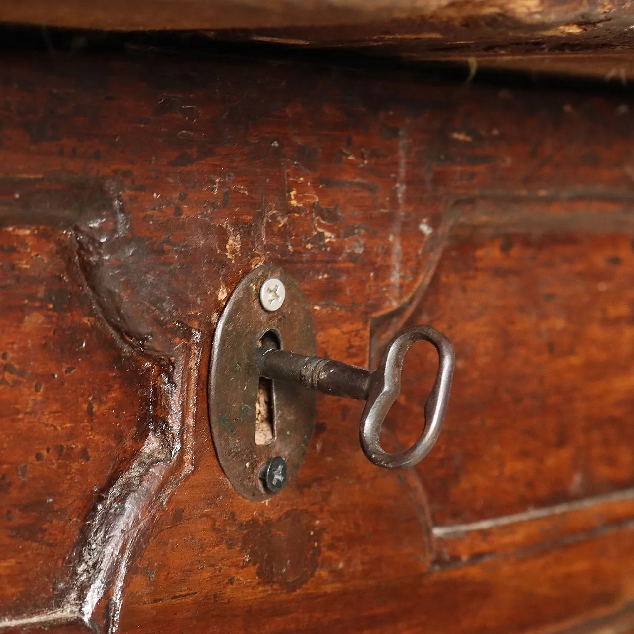 Chestnut table with drawers, early 18th century 5