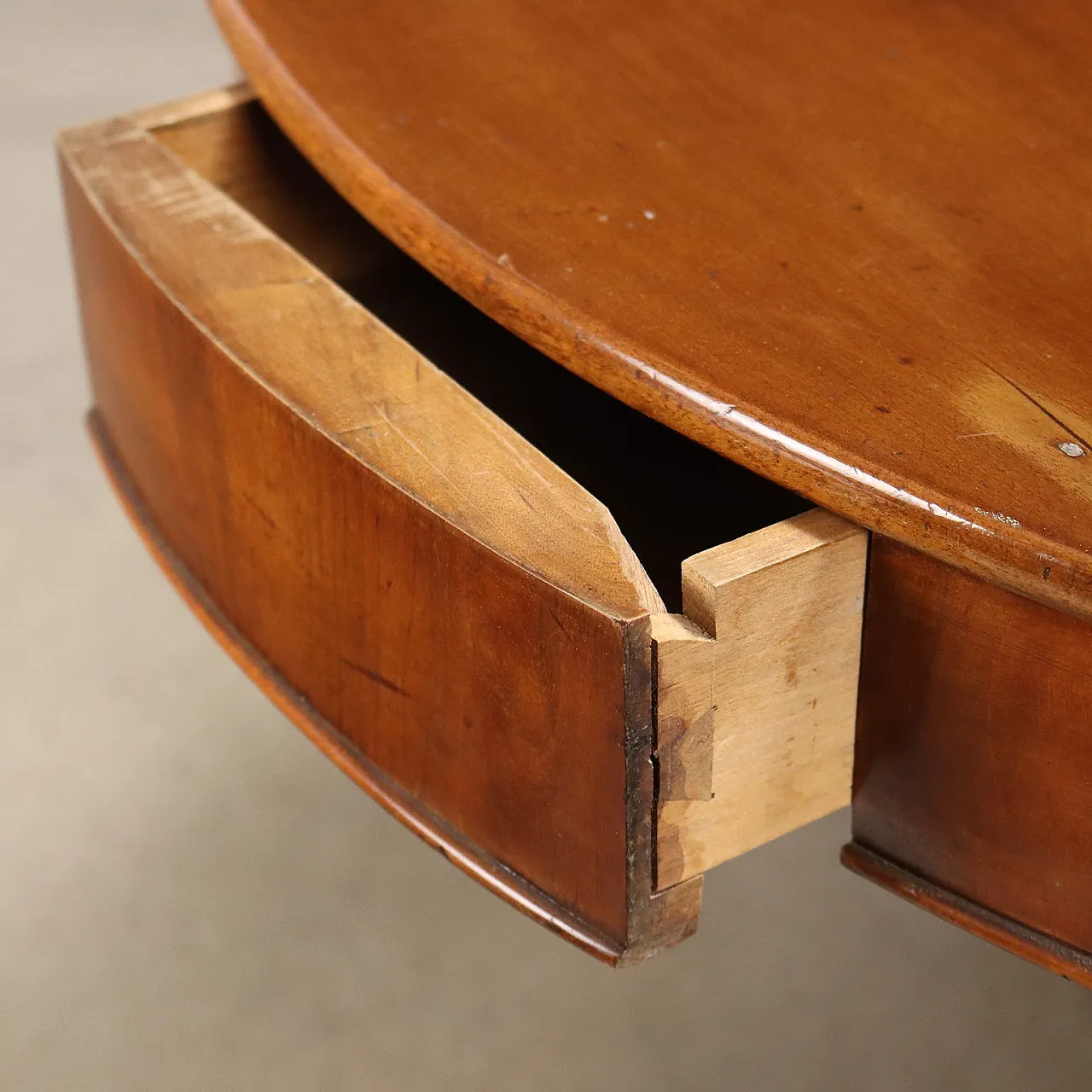 Walnut round table in Luigi Filippo style, mid 19th century 4