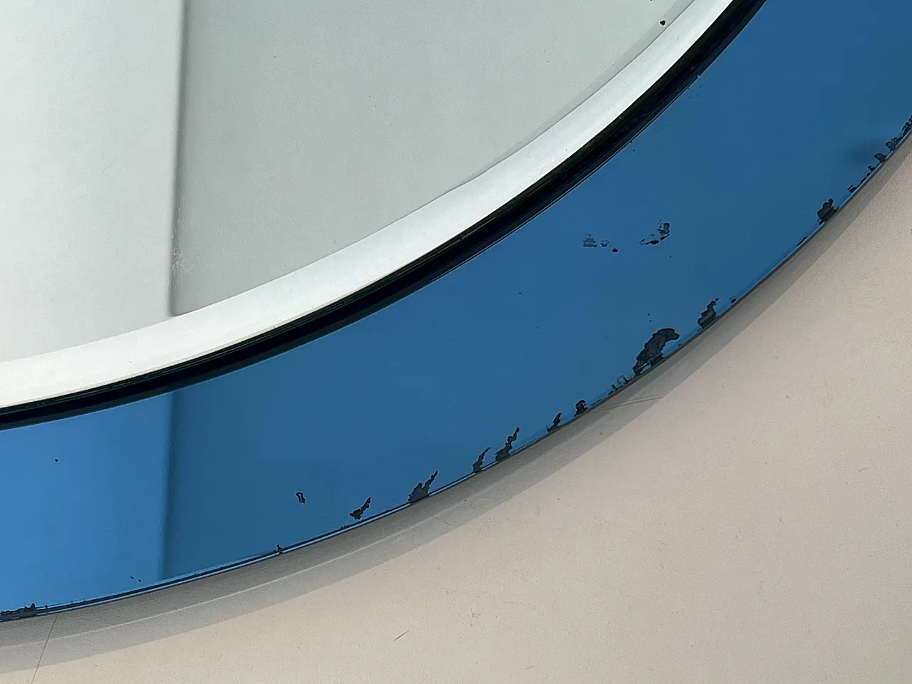 Specchio ovale con bordo bluastro di Fontana Arte, anni '70 5