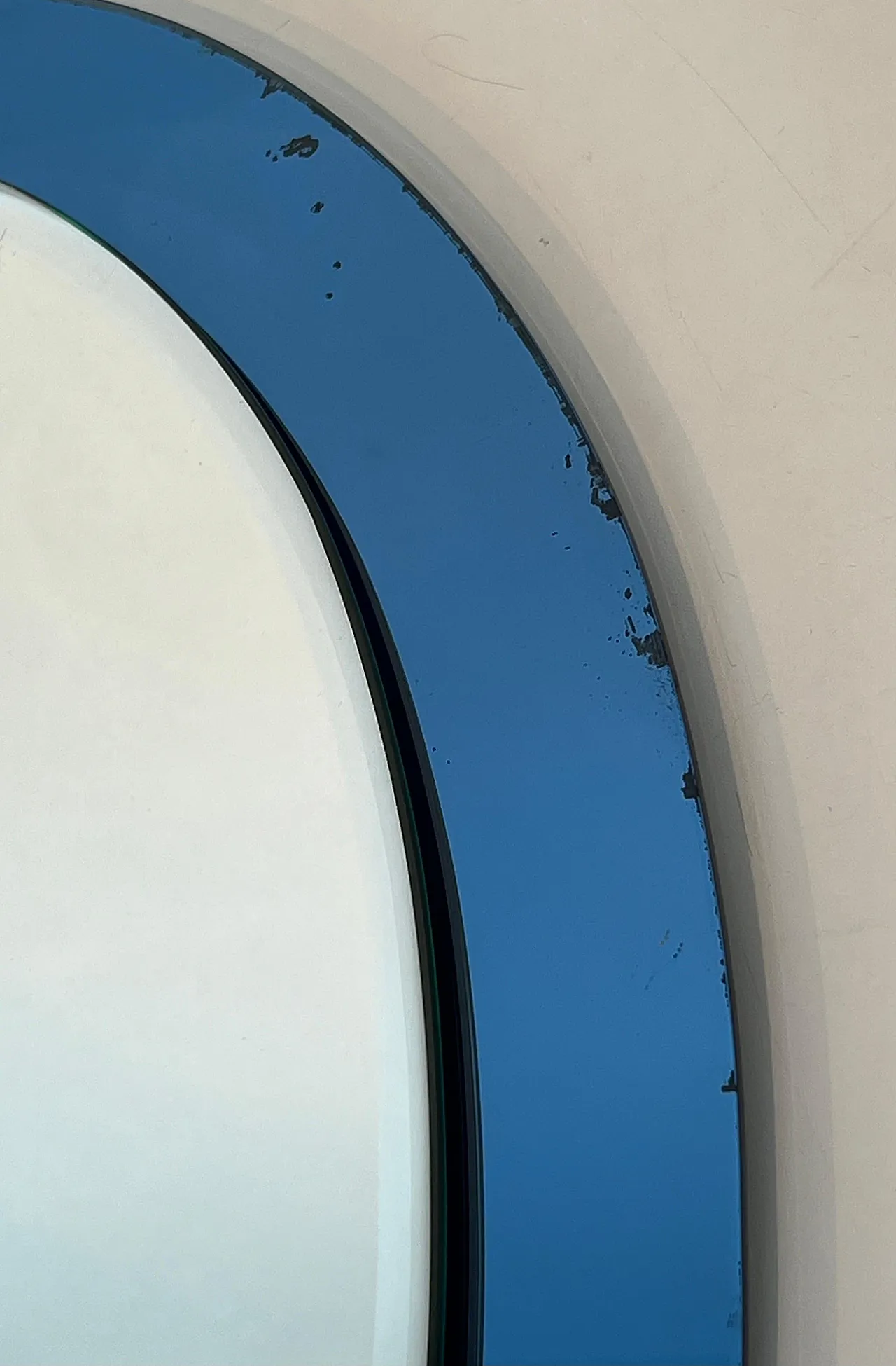 Specchio ovale con bordo bluastro di Fontana Arte, anni '70 7