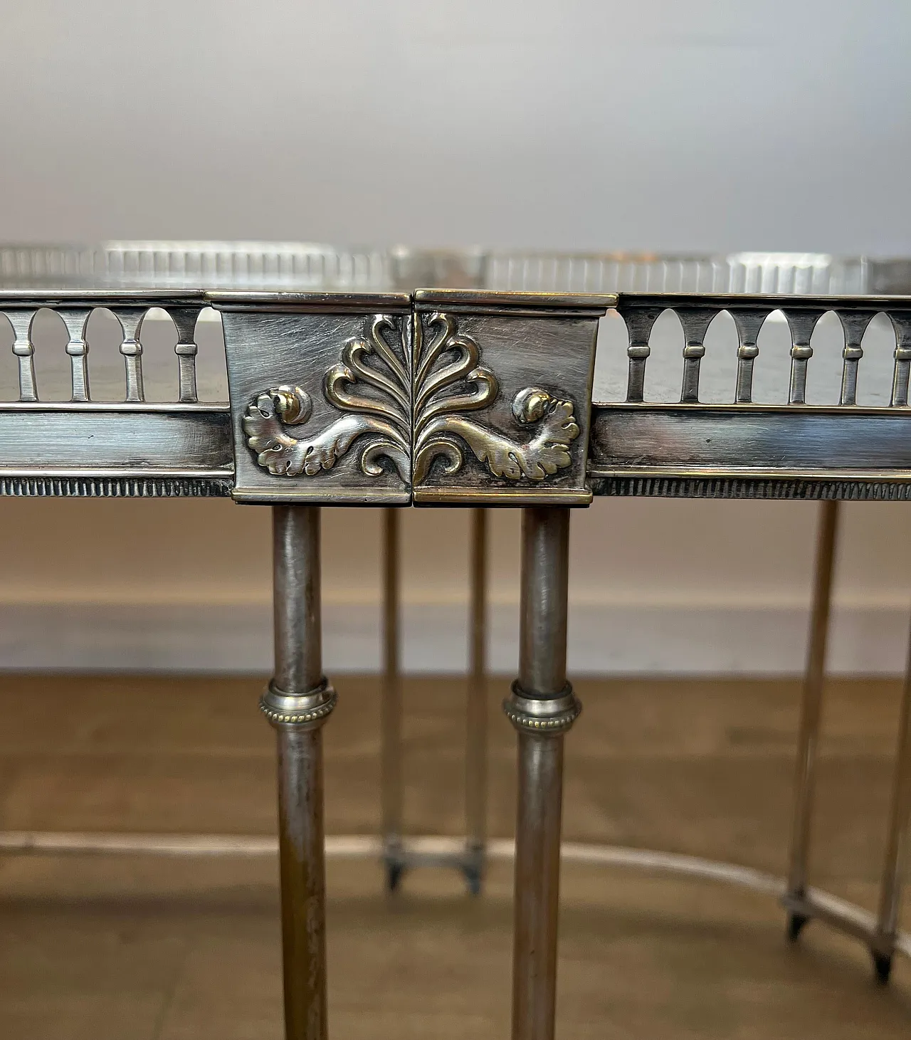 Tavolino placcato in argento con piani in Antique Mirror, anni '40 18