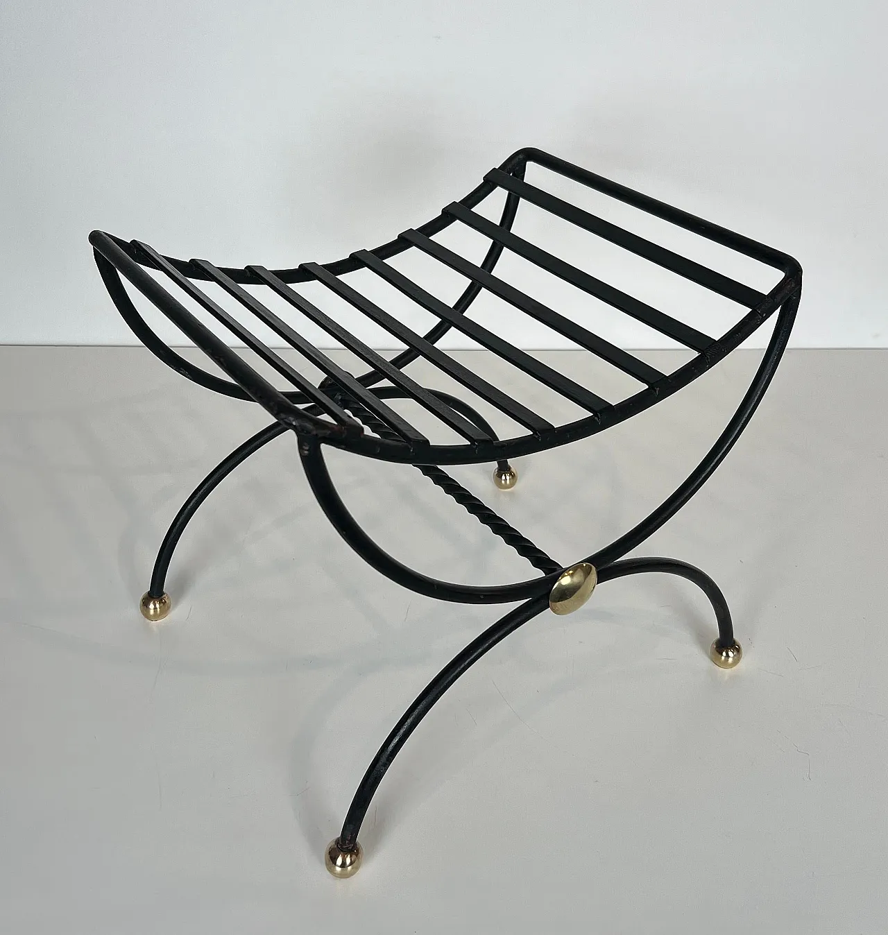 Coppia di sgabelli in ferro battuto e ottone curule, anni '50 6