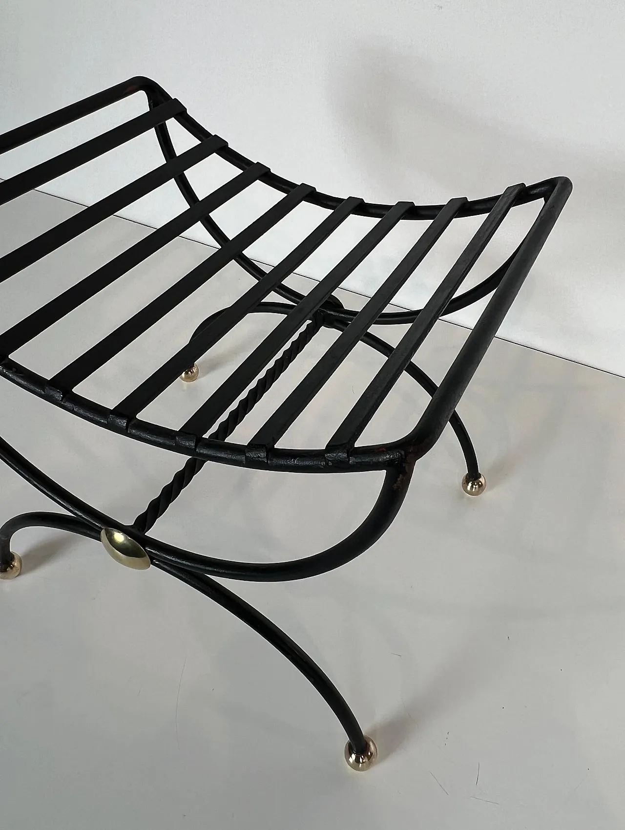 Coppia di sgabelli in ferro battuto e ottone curule, anni '50 9