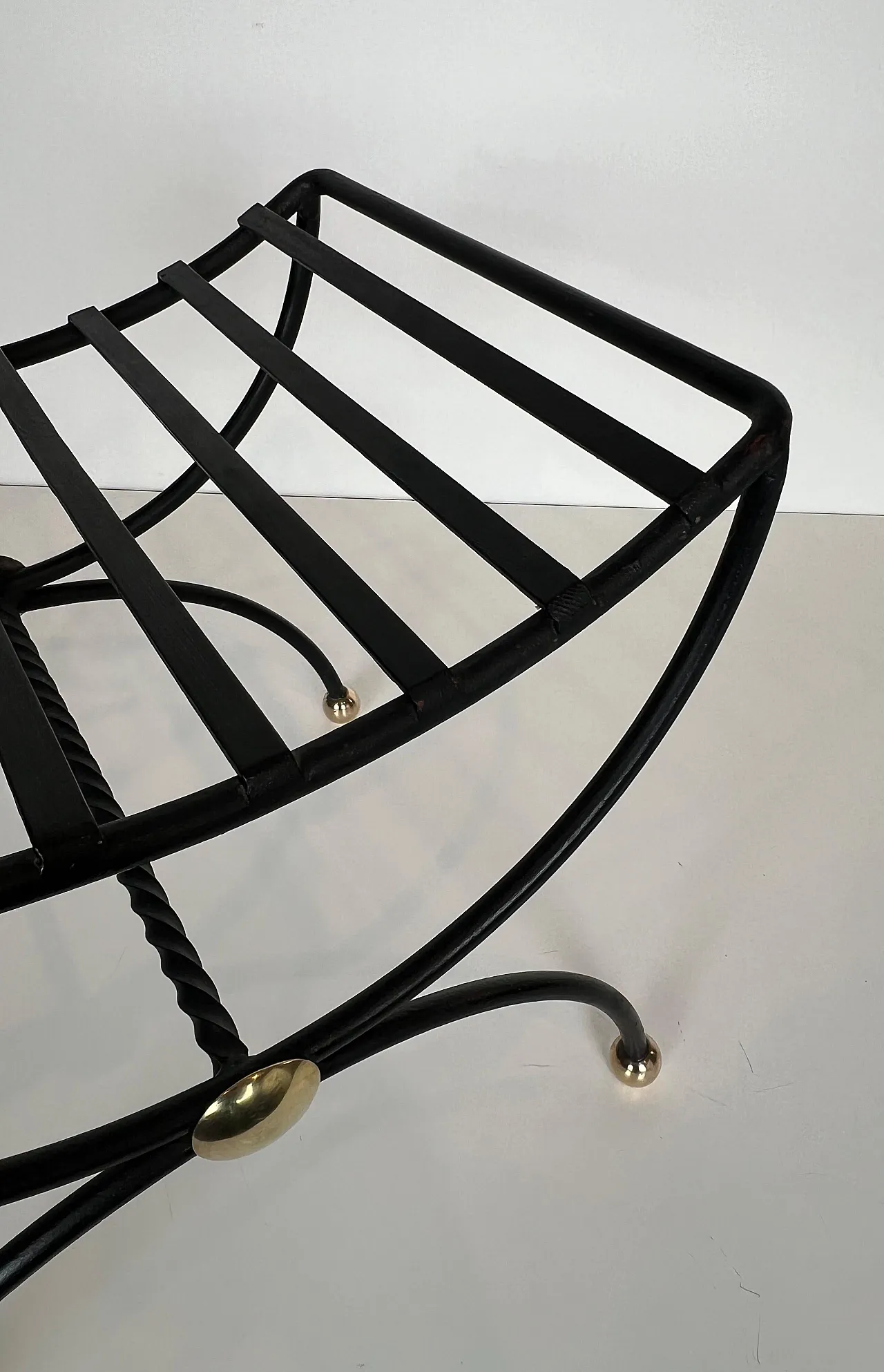 Coppia di sgabelli in ferro battuto e ottone curule, anni '50 15