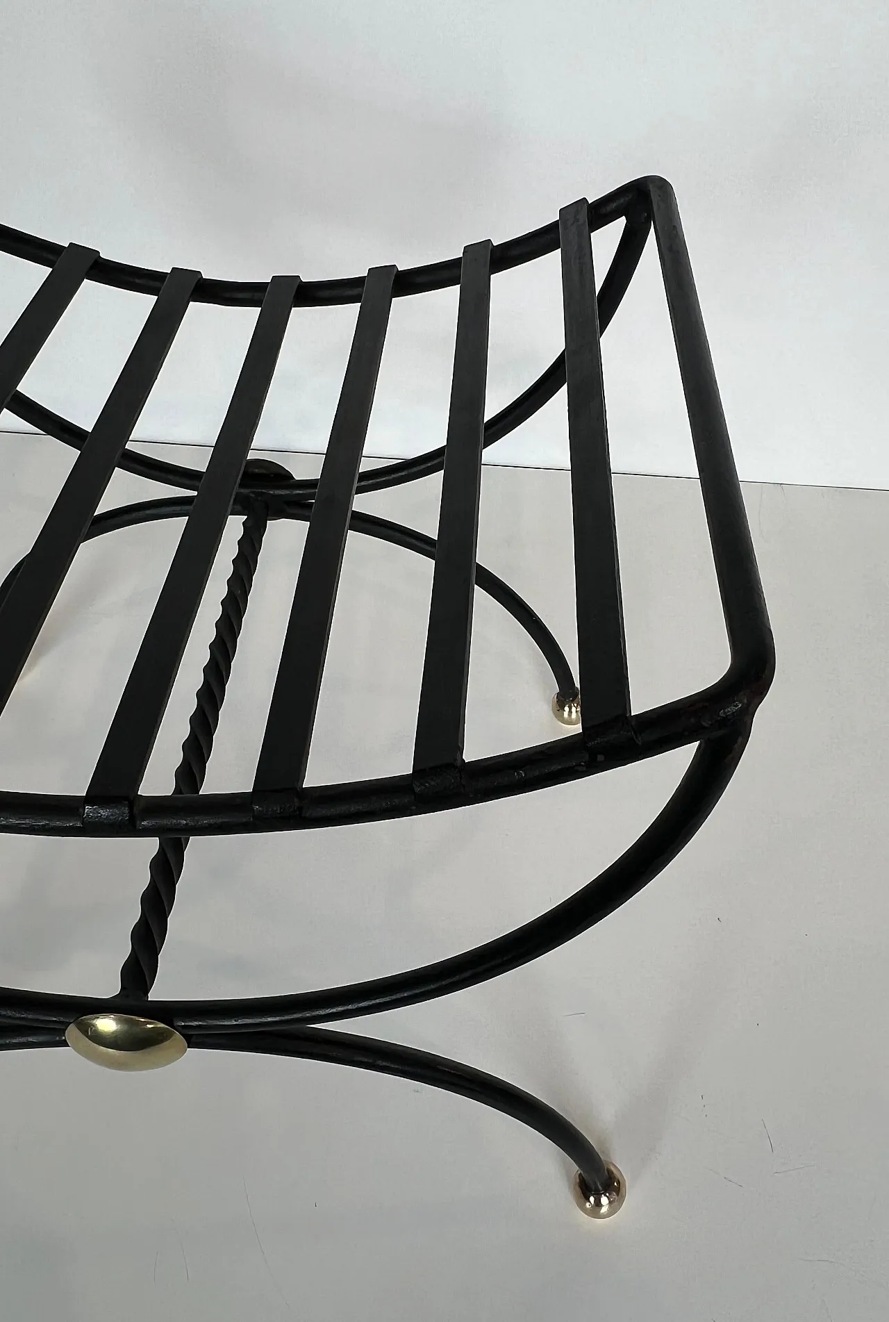 Coppia di sgabelli in ferro battuto e ottone curule, anni '50 16