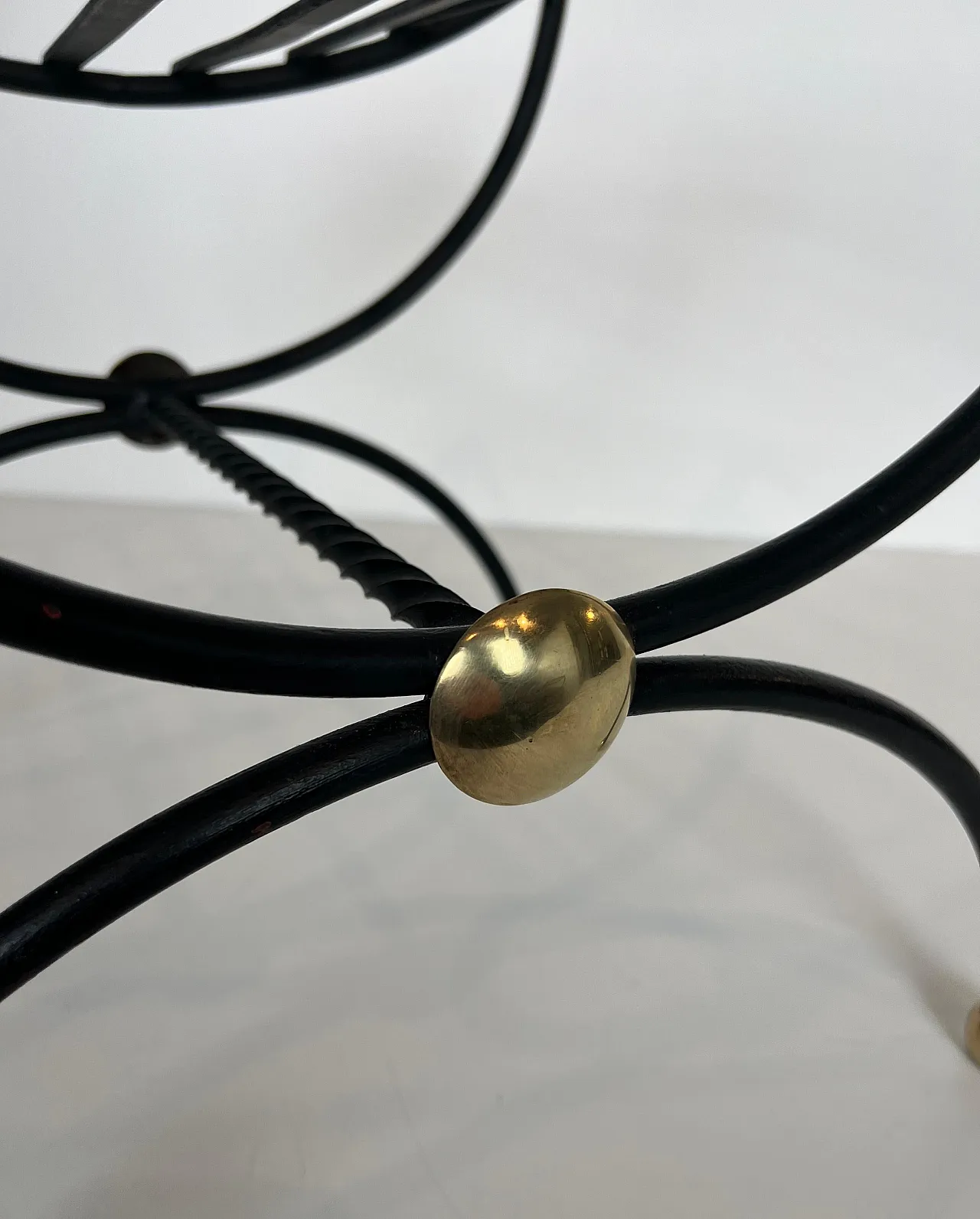 Coppia di sgabelli in ferro battuto e ottone curule, anni '50 17